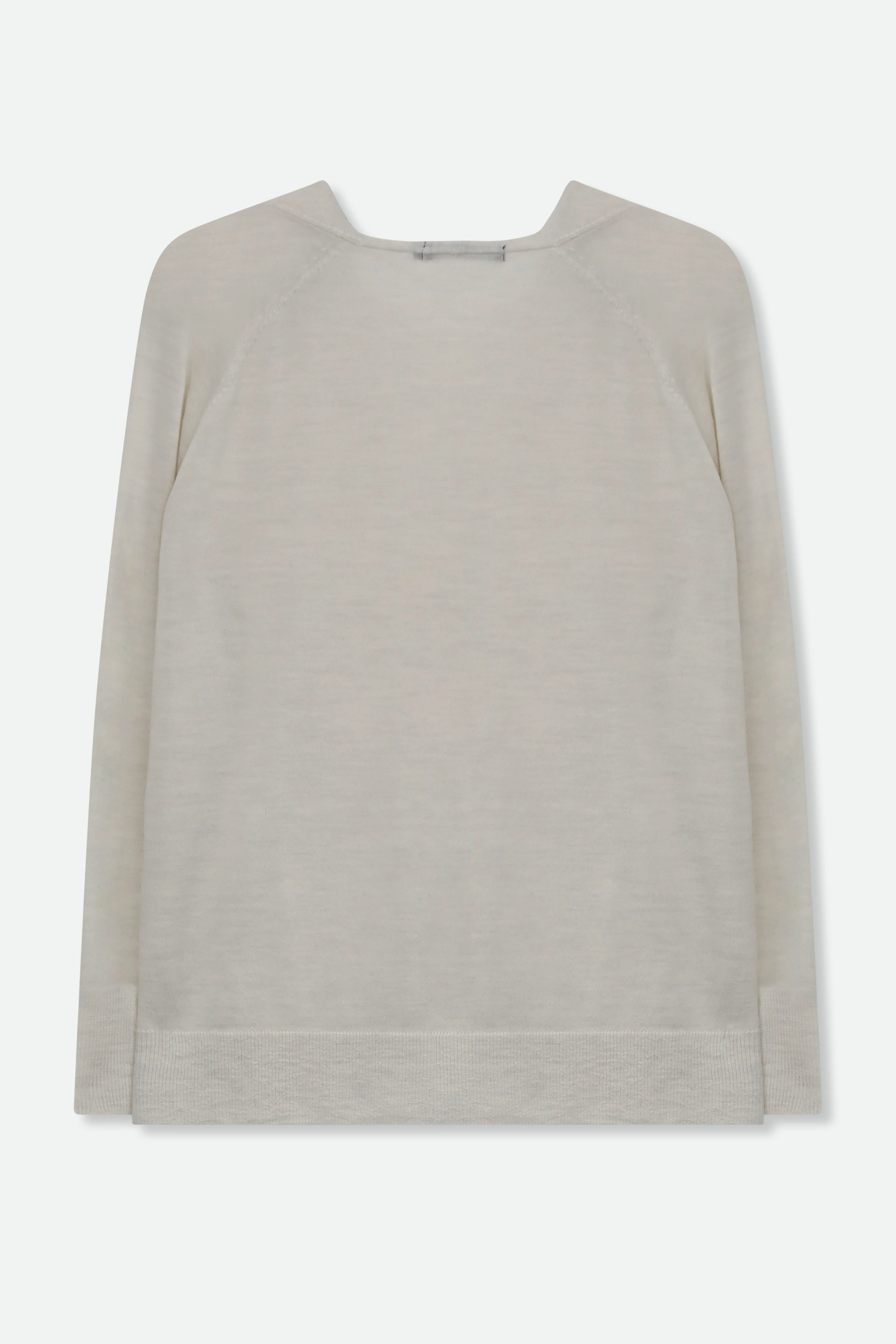 AMICO BOYFRIEND V NECK IN FINE ITALIAN MERINO - Image 11