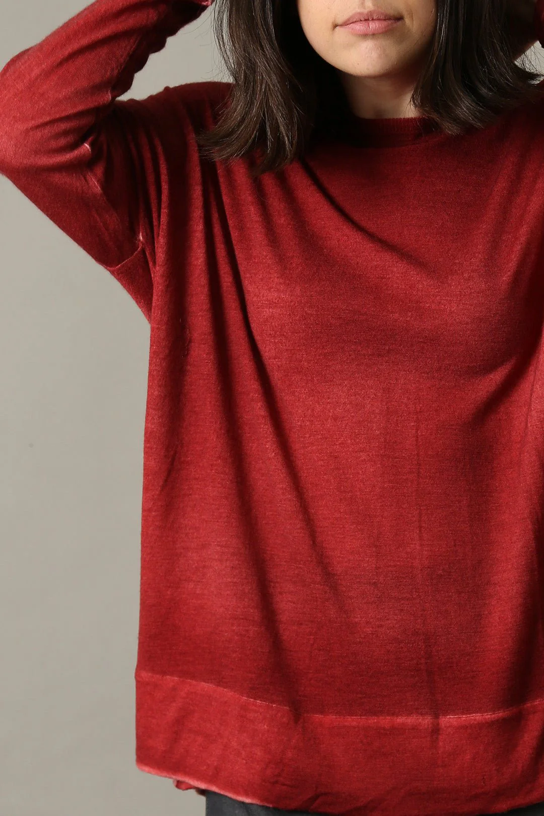 HENRY BOYFRIEND CREW IN HAND-DYED CASHMERE CRIMSON - Image 2