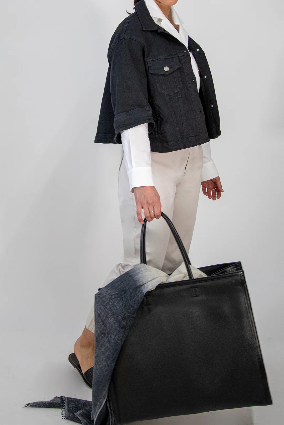 BETTONA 19" IN ITALIAN LEATHER BLACK - Image 2