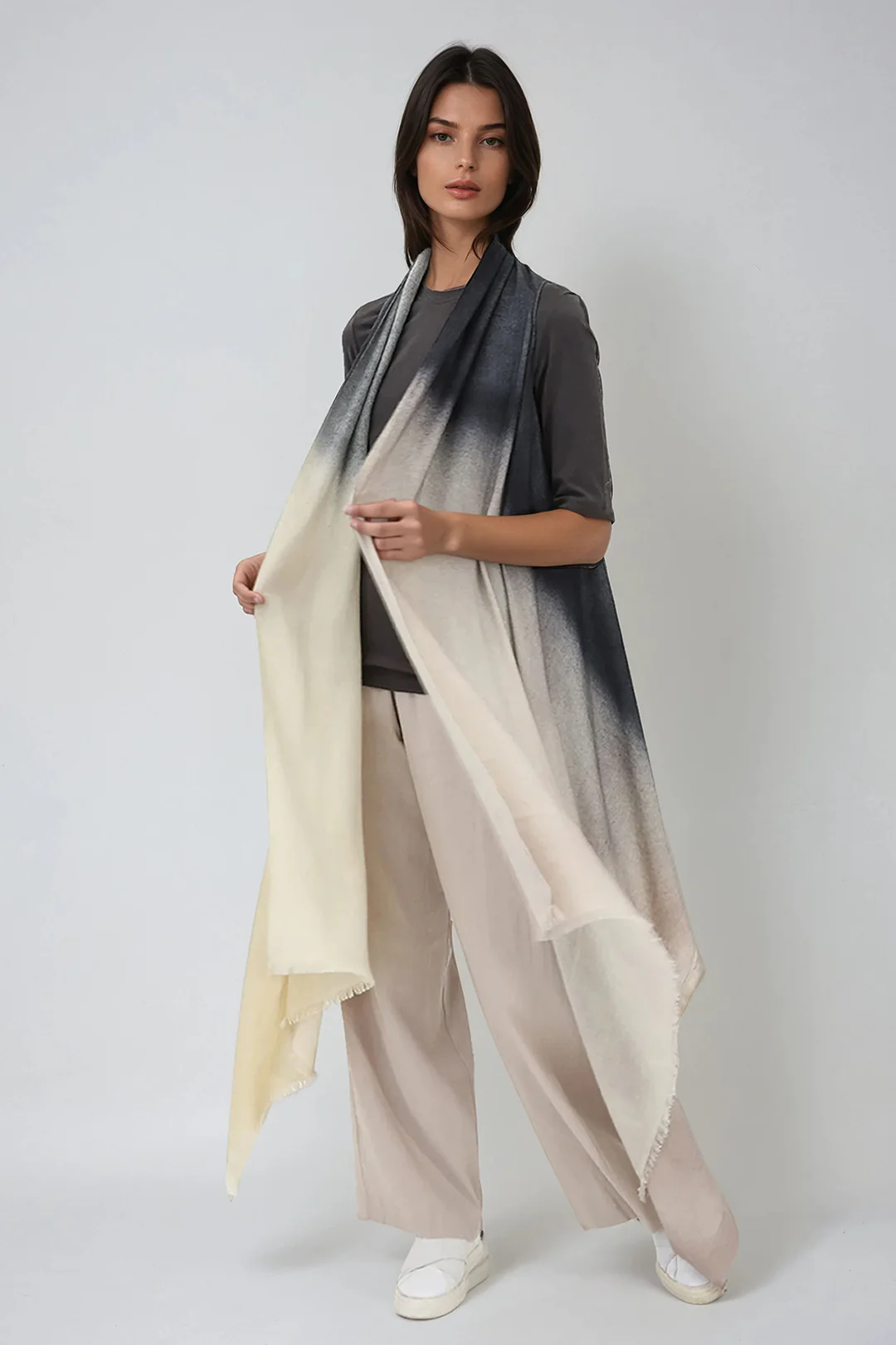 BREZZA CARDI IN LUNAR NIGHT - Image 2