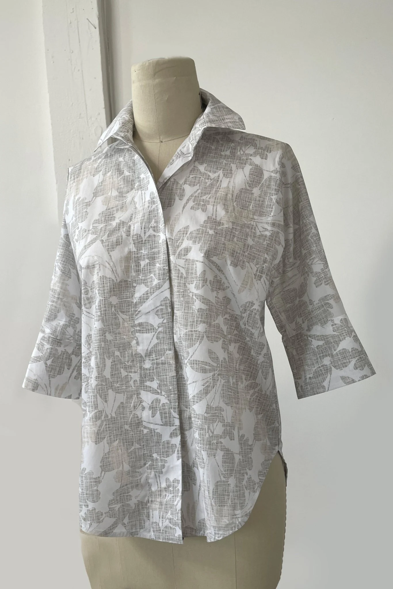 SAHANA DOLMAN SHIRT IN ITALIAN COTTON GREY FLORAL - Image 3