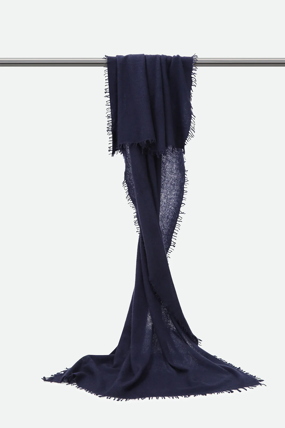 ÉLAN SCARF IN CASHMERE DARK NAVY - Image 4