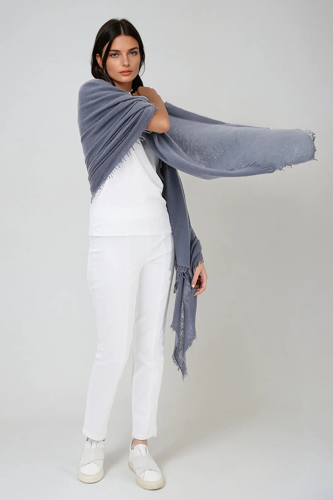 ÉLAN SCARF IN CASHMERE SLATE GREY - Image 2