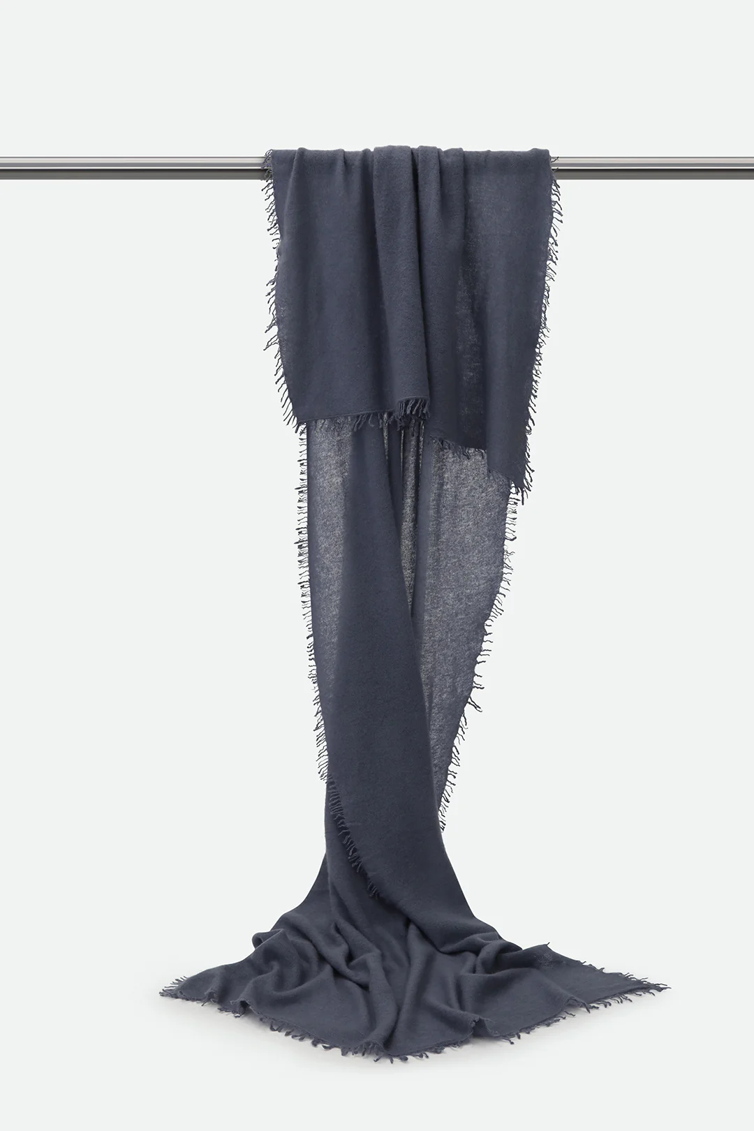 ÉLAN SCARF IN CASHMERE SLATE GREY - Image 4