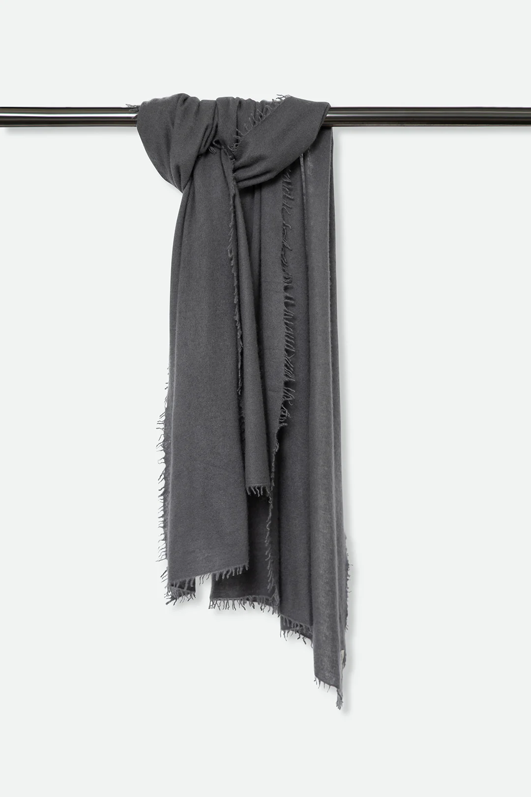 ÉLAN SCARF IN CASHMERE THUNDER GREY - Image 3
