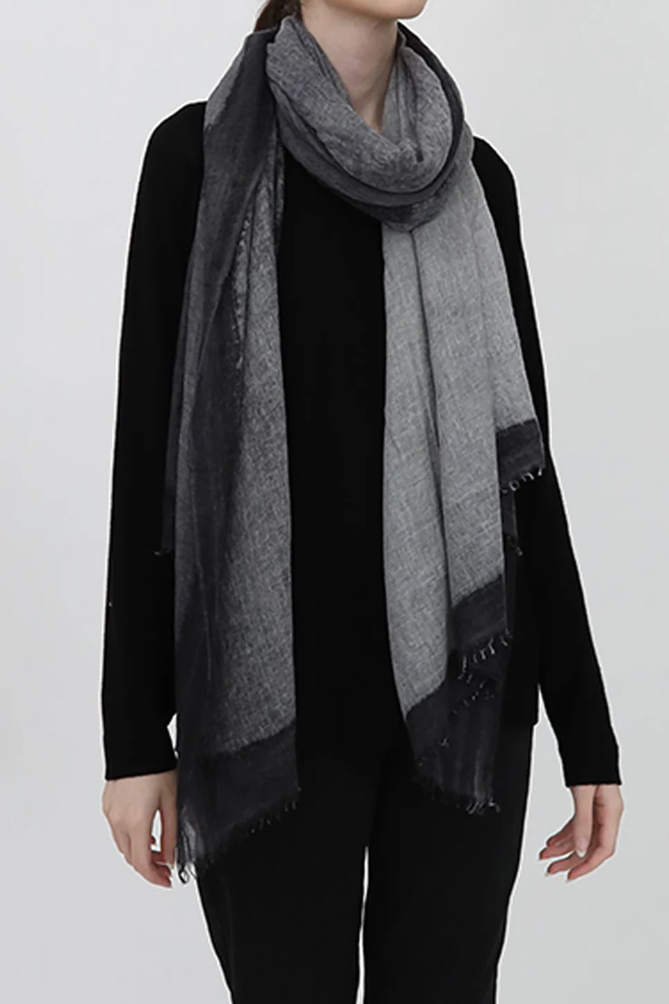 CHARCOAL SCARF IN HAND DYED CASHMERE - Image 3