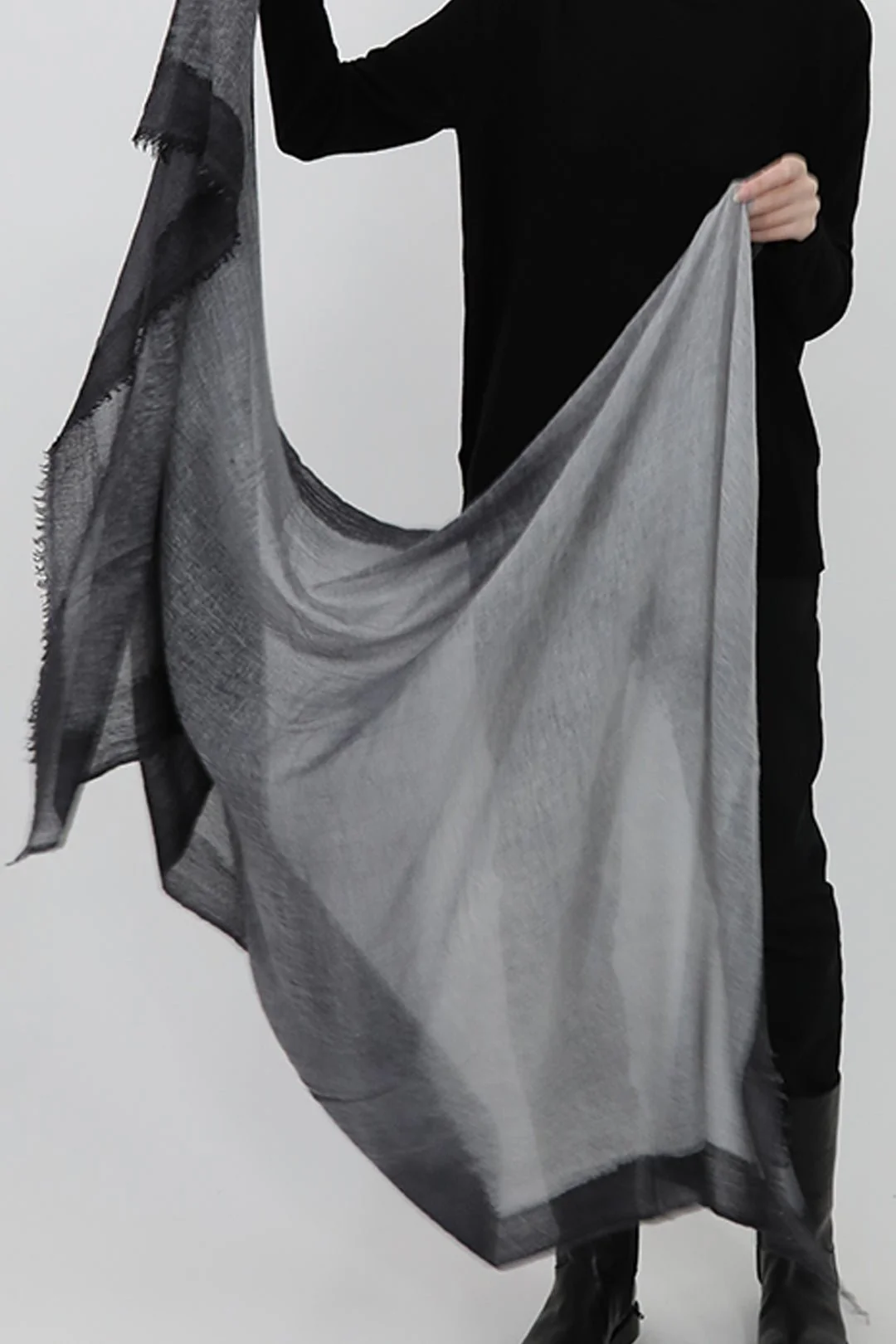 CHARCOAL SCARF IN HAND DYED CASHMERE - Image 4