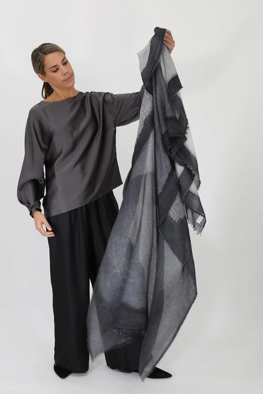 CHARCOAL SCARF IN HAND DYED CASHMERE - Image 5