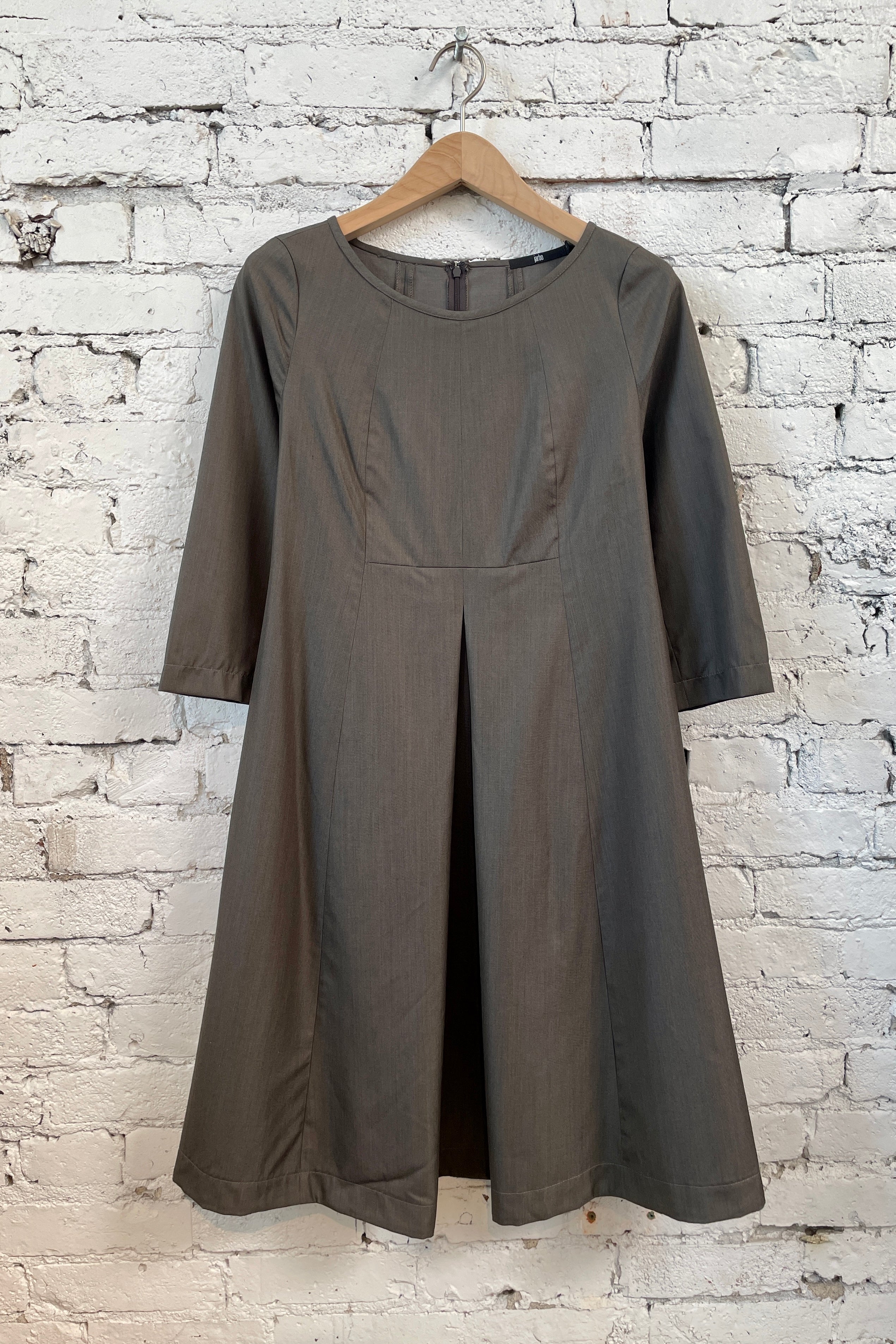 JUSTINA THREE-QUARTER SLEEVE PLEATED DRESS IN ITALIAN WOOL - Image 2