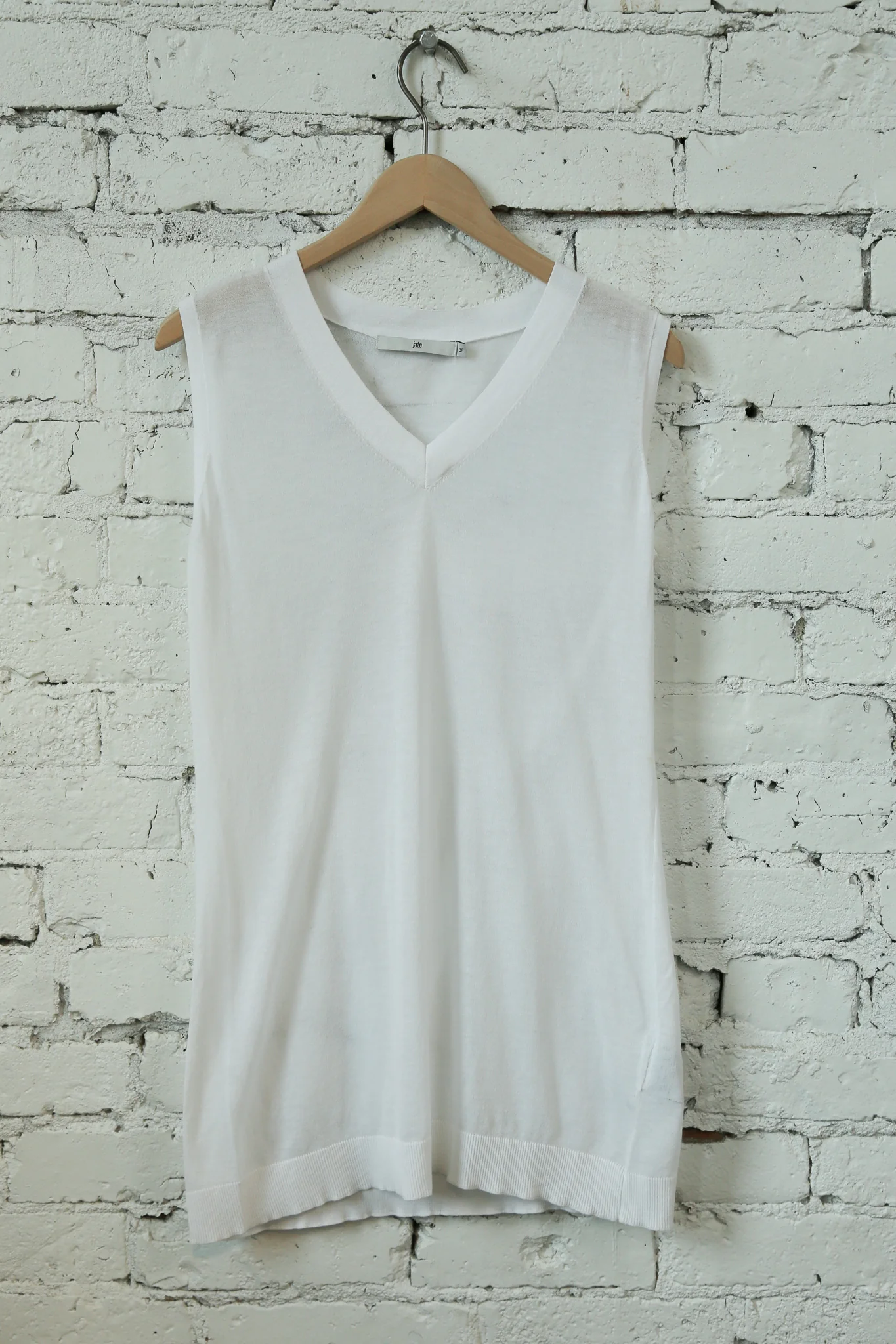V NECK SLEEVELESS TOP IN FINE GAUGE COTTON - Image 5