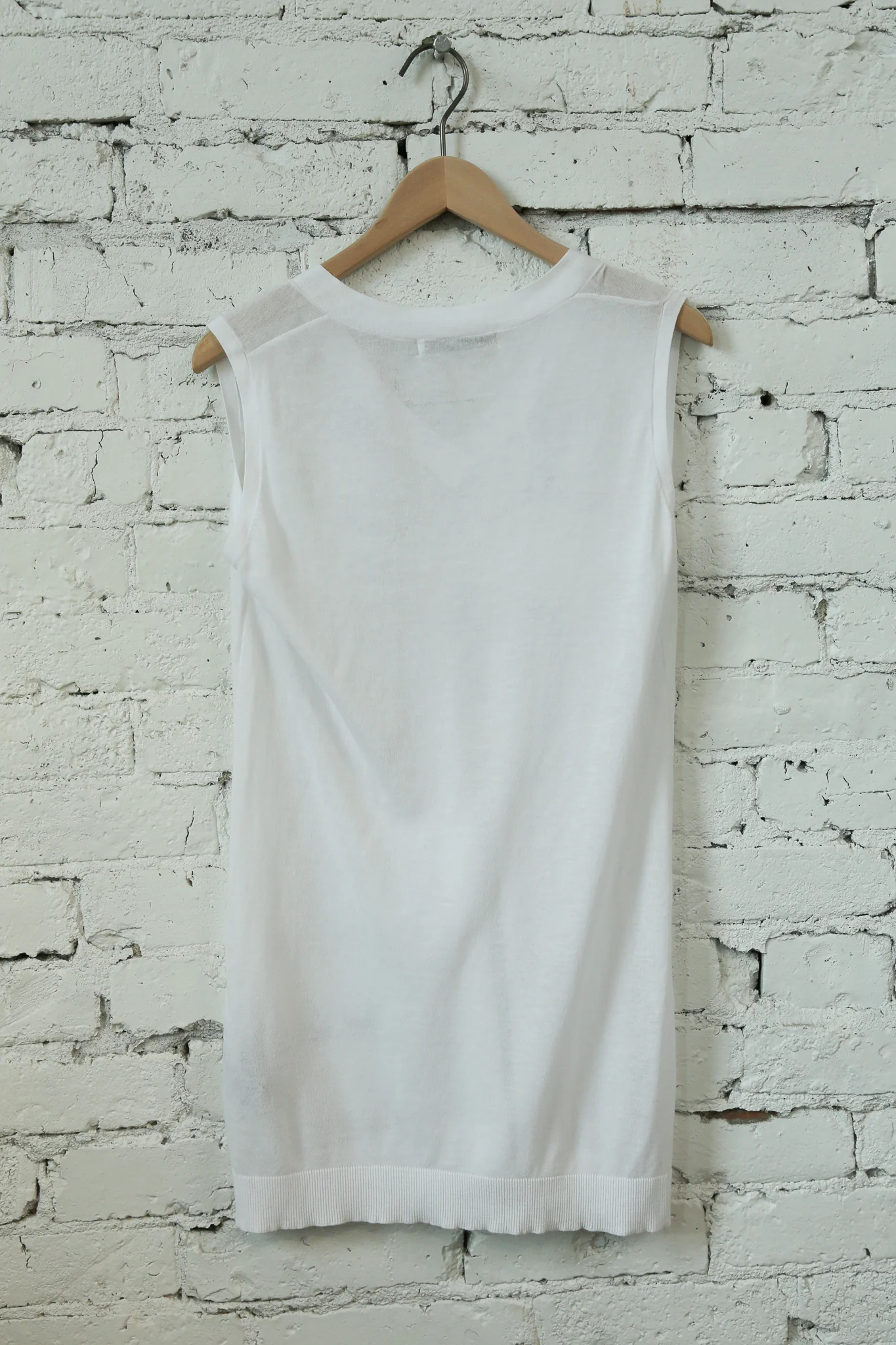 V NECK SLEEVELESS TOP IN FINE GAUGE COTTON - Image 7