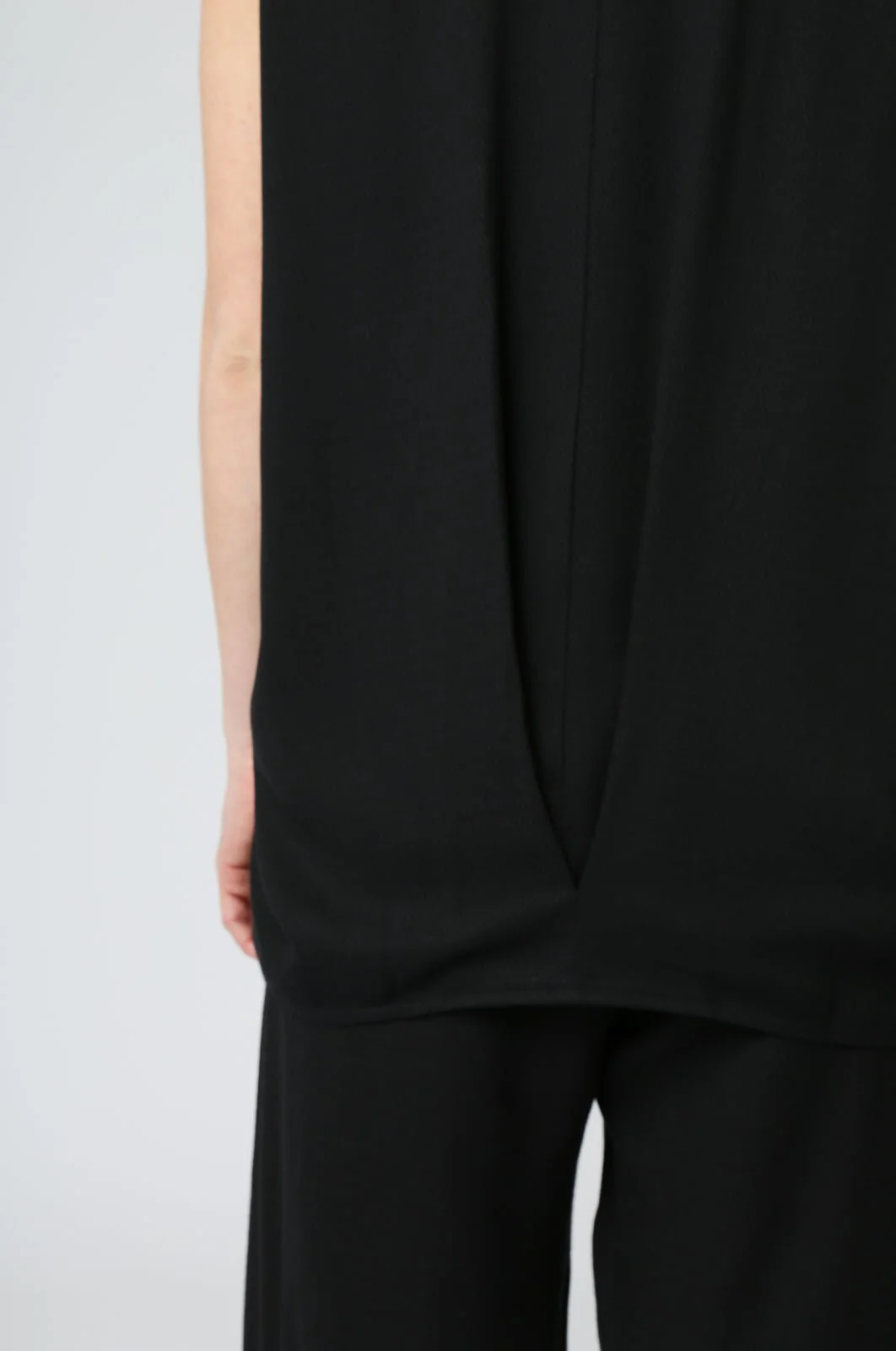 DION V-NECK TOP IN WOOL BLEND - Image 3
