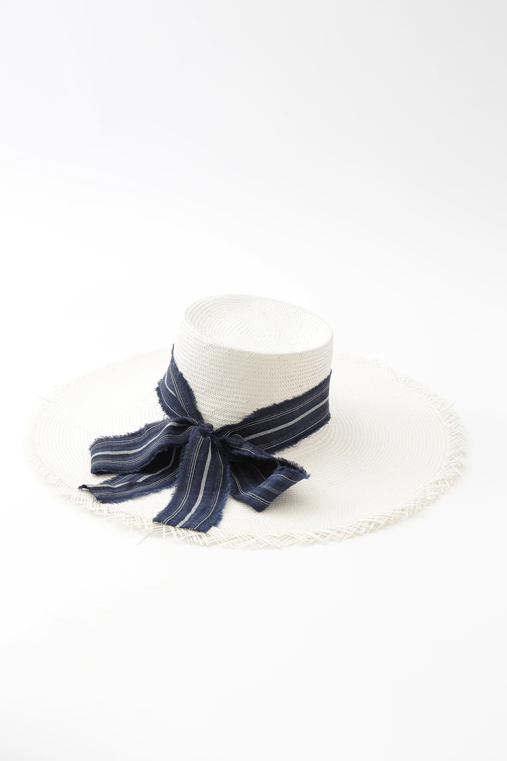 IVORY FLOPPY HAT IN STRAW