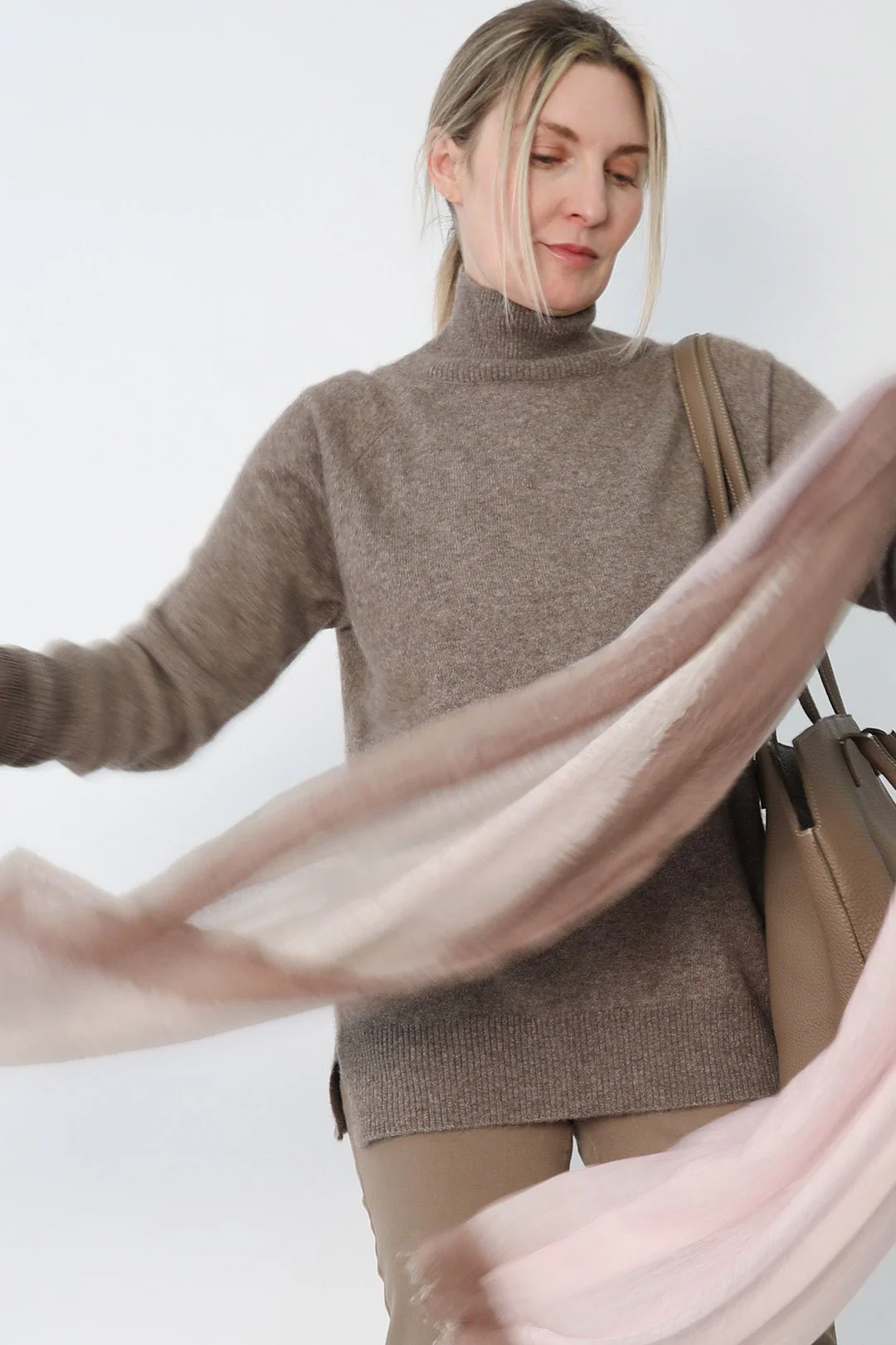 ISLAY TURTLENECK SWEATER IN ITALIAN SPUN CASHMERE SILK - Image 4