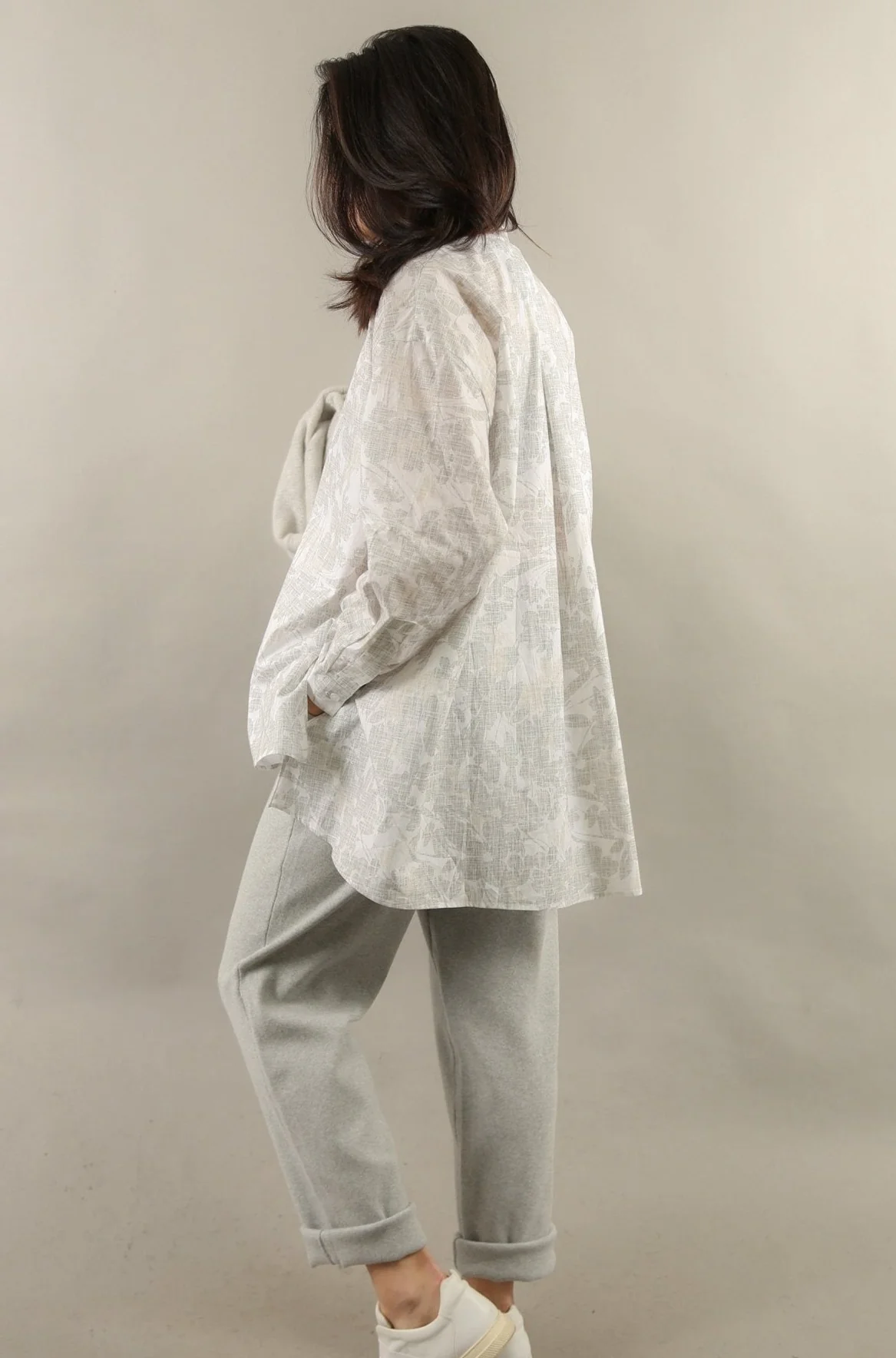 ADDIE SHIRT IN PRINTED ITALIAN COTTON GREY FLORAL - Image 2