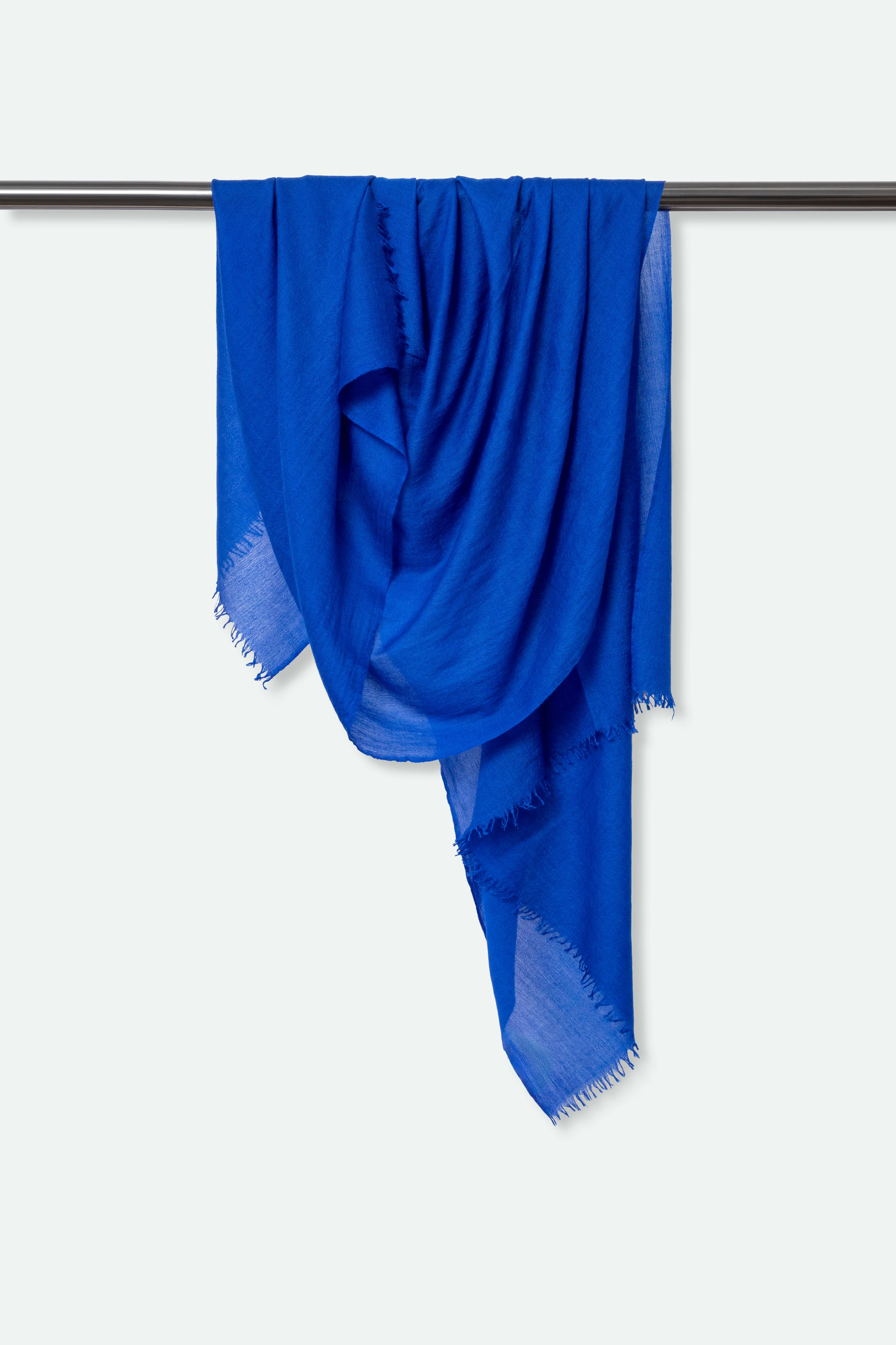 LIGHTWEIGHT SCARF IN HAND DYED CASHMERE ELECTRIC BLUE