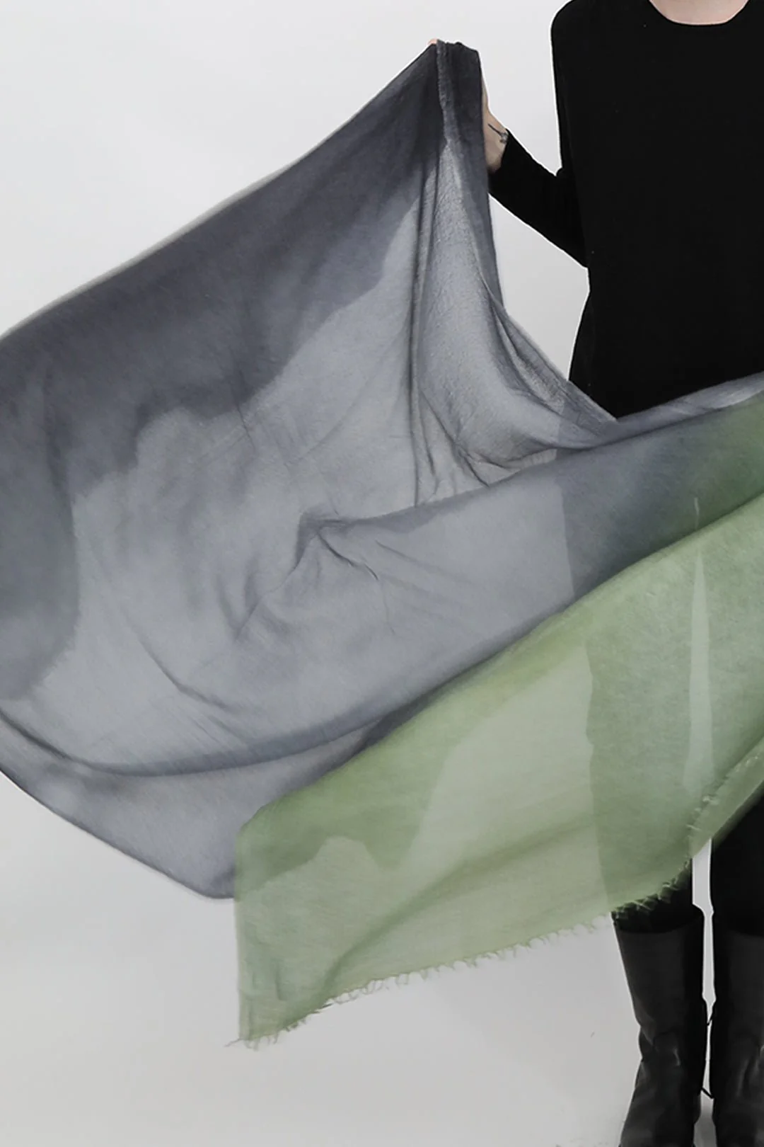 CHARCOAL FERN SCARF IN HAND DYED CASHMERE - Image 4