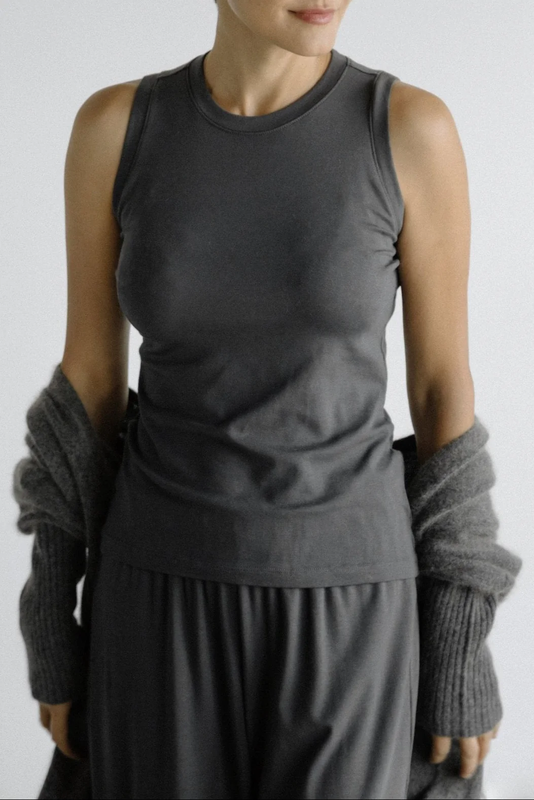 MUSCLE TANK HIGH HIP LENGTH IN PIMA COTTON LIMITED EDITION CINDER GREY - Image 2