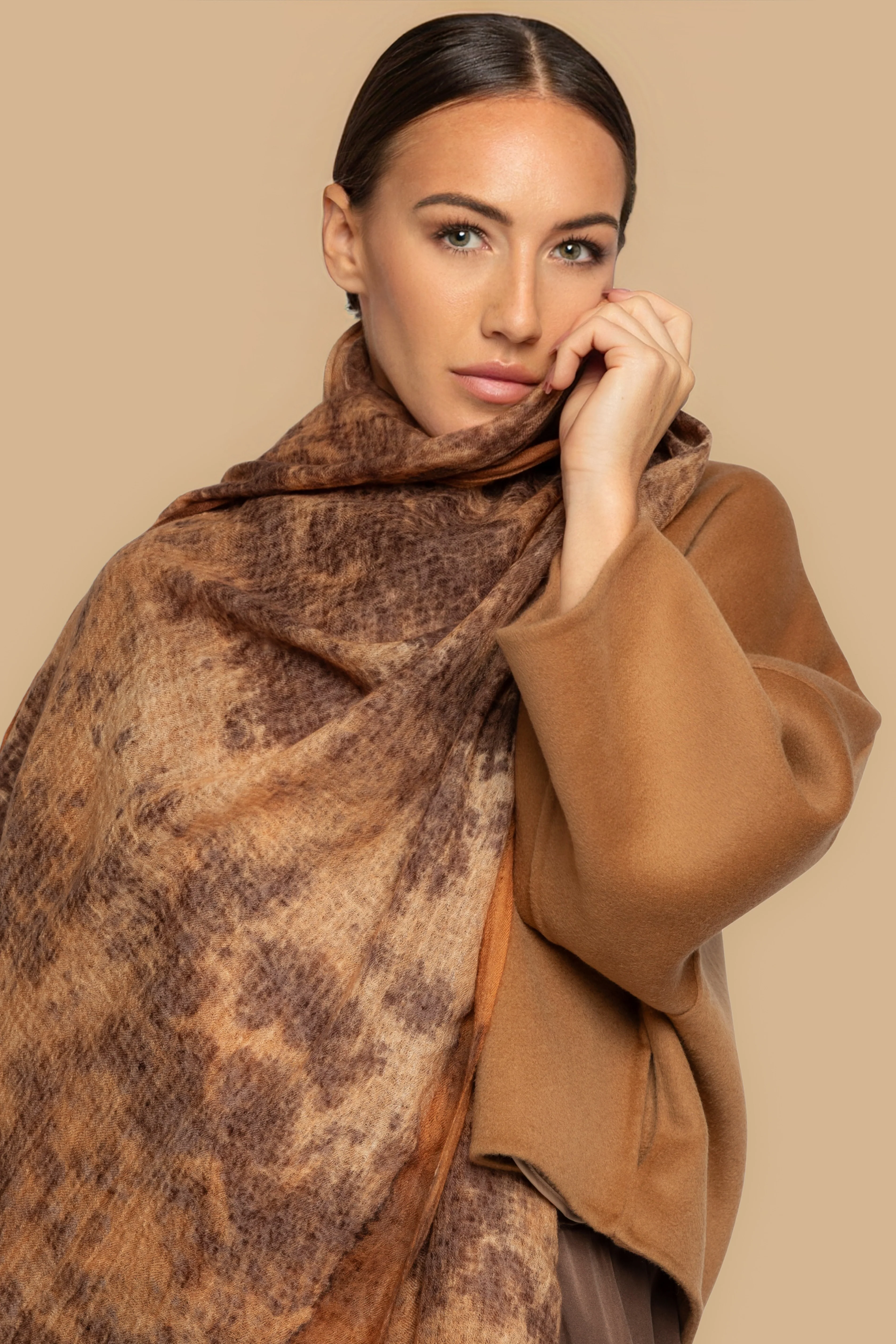HAZELNUT SCARF IN HAND DYED CASHMERE - Image 2