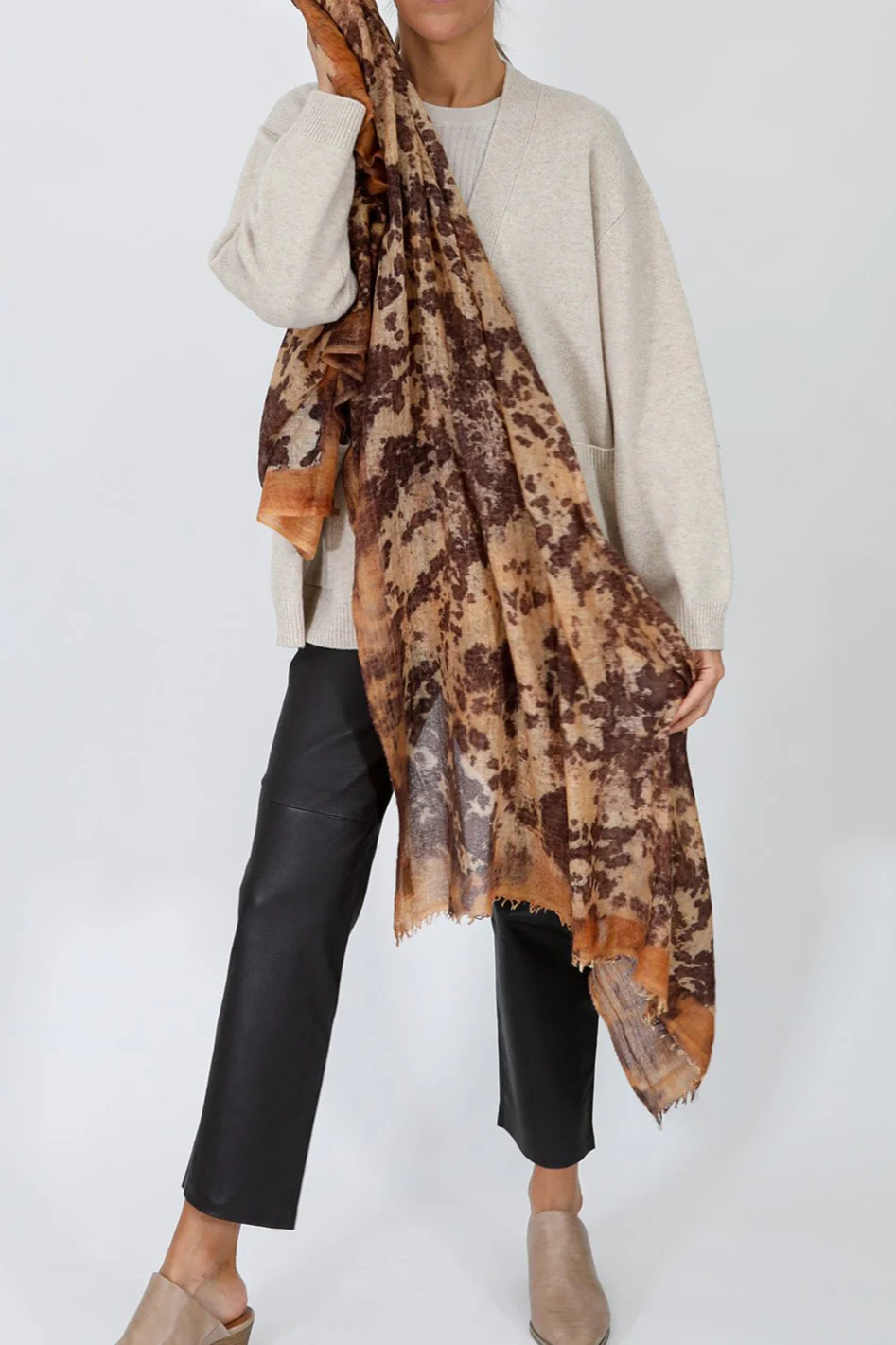 HAZELNUT SCARF IN HAND DYED CASHMERE - Image 4