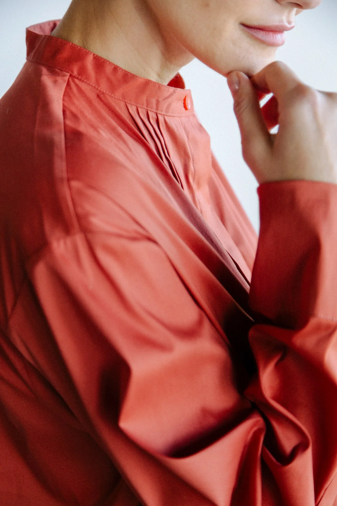 MARI PLEATED TUNIC BLOUSE IN ITALIAN COTTON STRETCH - Image 3