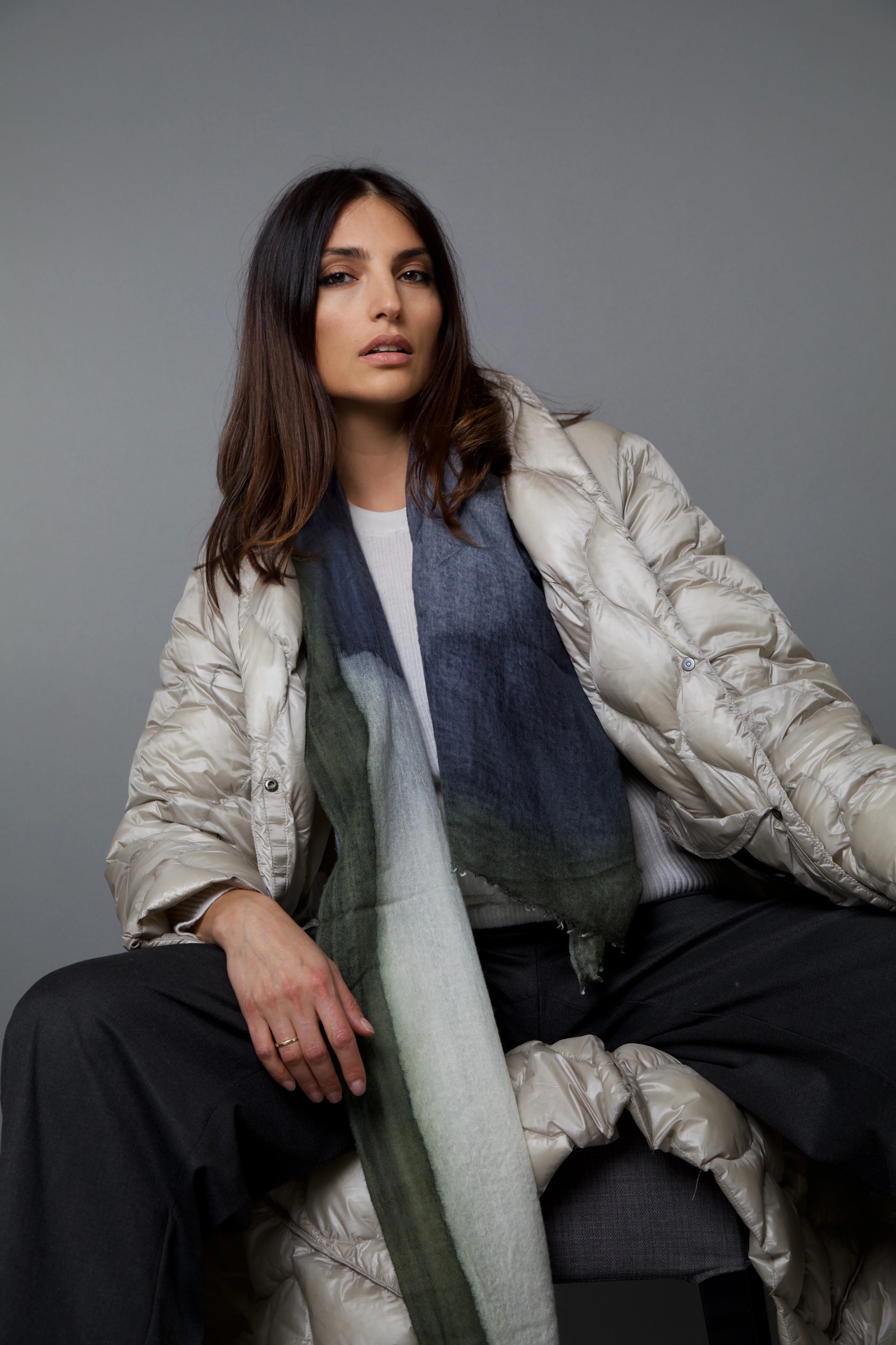 KHAKI OYSTER CHARCOAL SCARF IN HAND DYED CASHMERE - Image 2