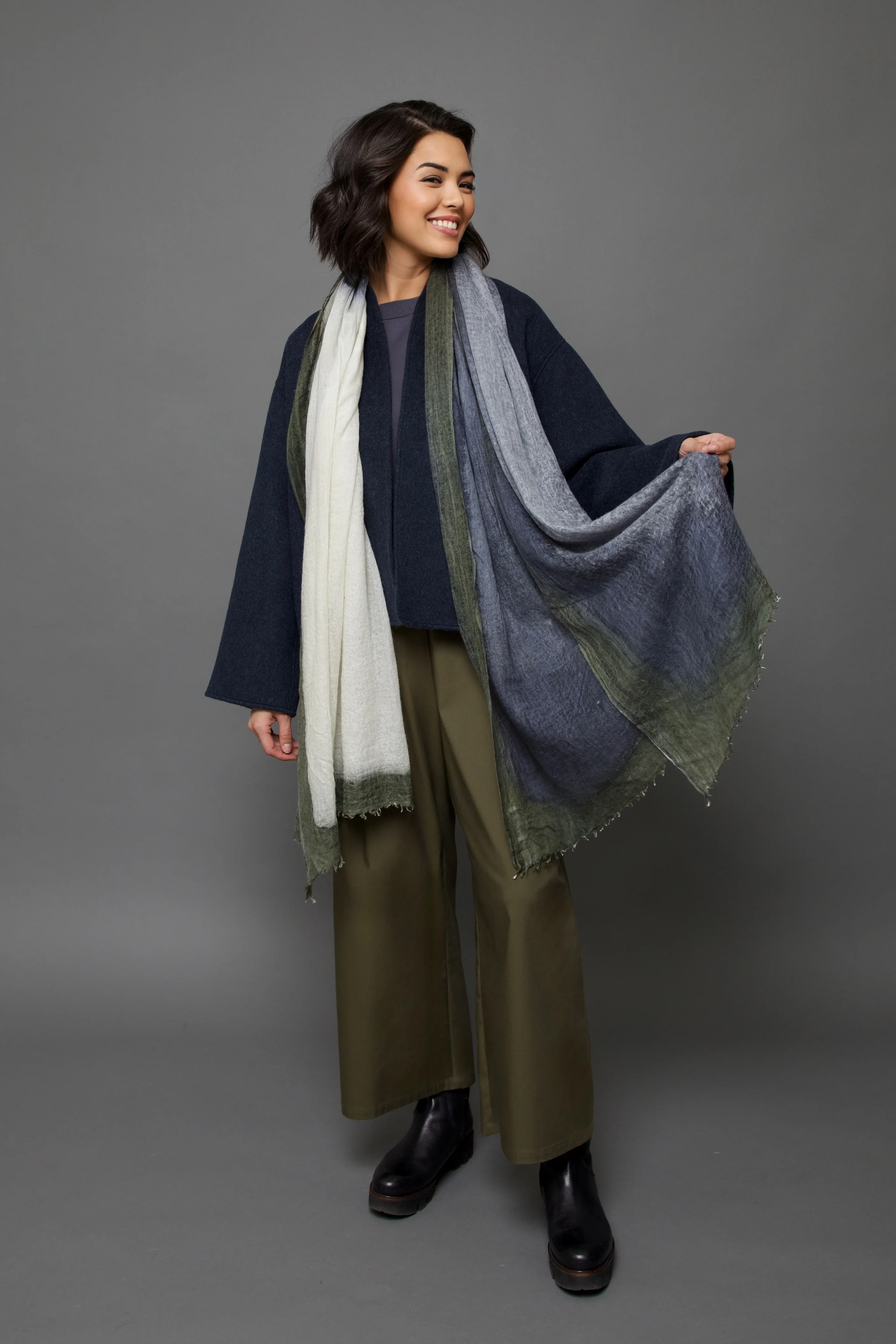 KHAKI OYSTER CHARCOAL SCARF IN HAND DYED CASHMERE - Image 4