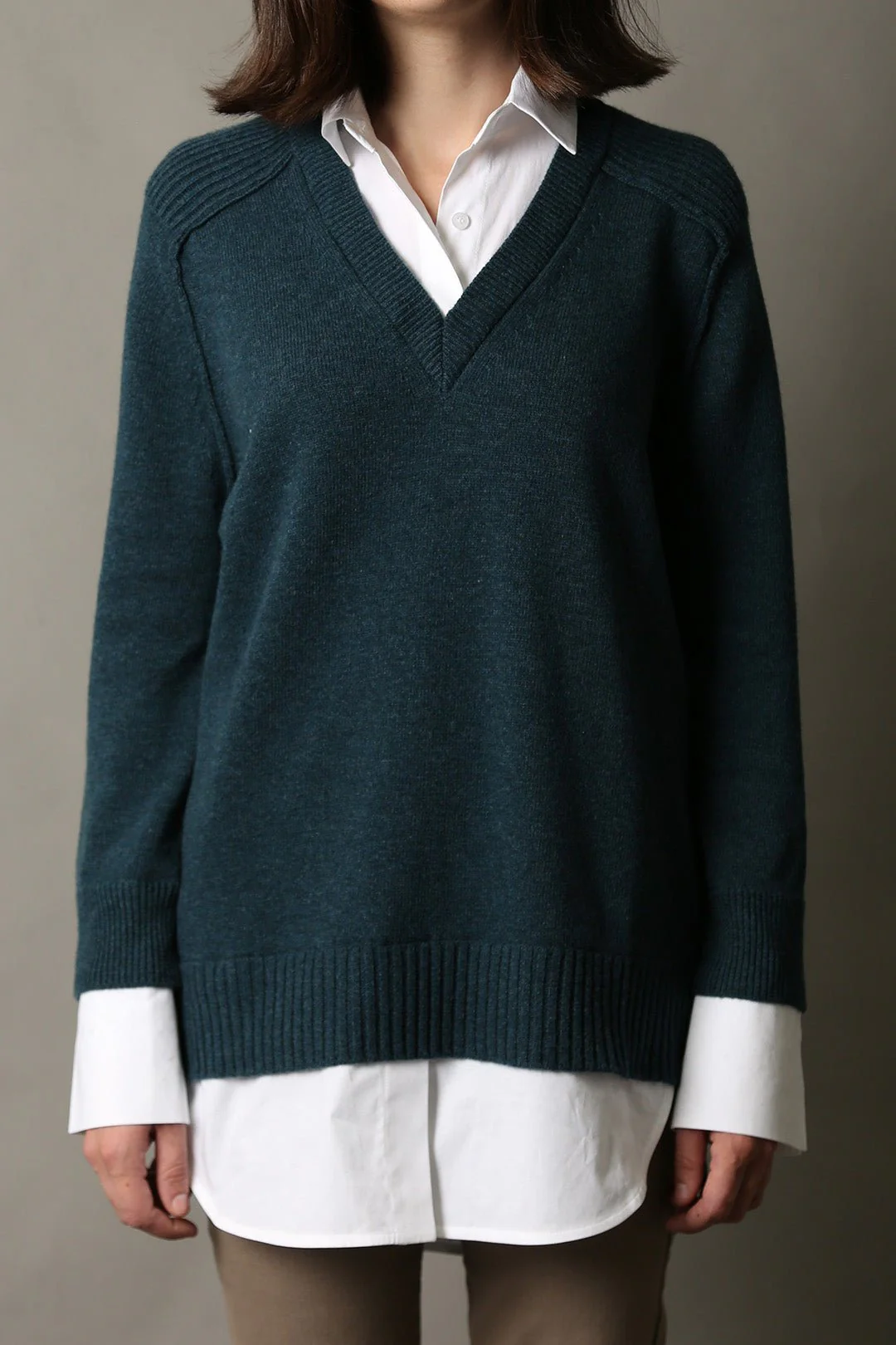 VINNIE SHIRTED V-NECK SWEATER IN FINE ITALIAN STRETCH POPLIN - Image 6