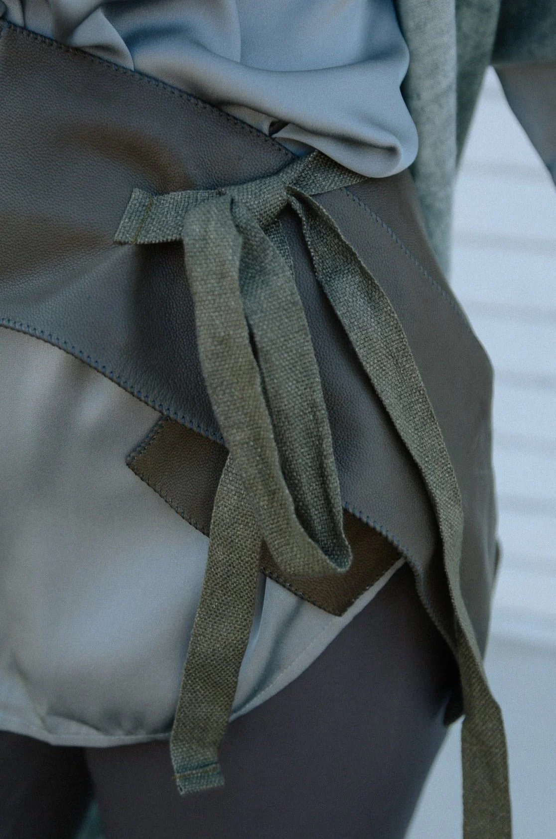 APIRO TIE FRONT KIMONO BELT IN LEATHER - Image 8